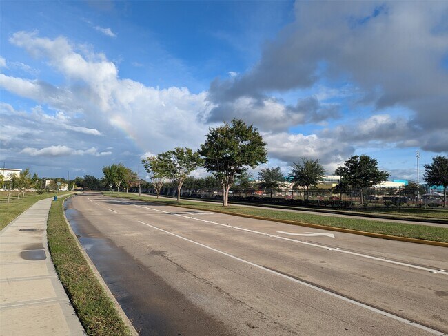 Building Photo - 2402 Raintree Village Dr