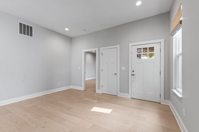 Building Photo - 1806 Woodlawn Ave