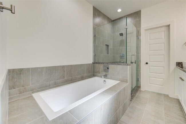 Building Photo - 2928 El Fenice Ln