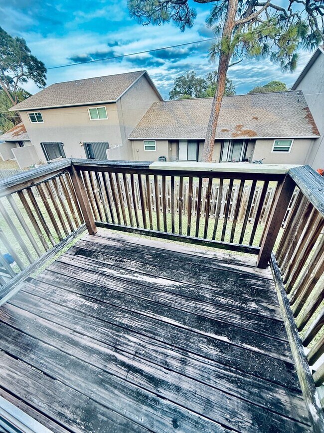 Building Photo - 2 Bed, 2.5 Bath Townhome