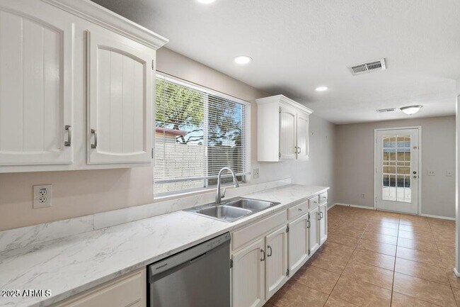 Building Photo - 1525 W El Alba Way