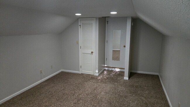 Building Photo - Beautiful Large home off of Mahan