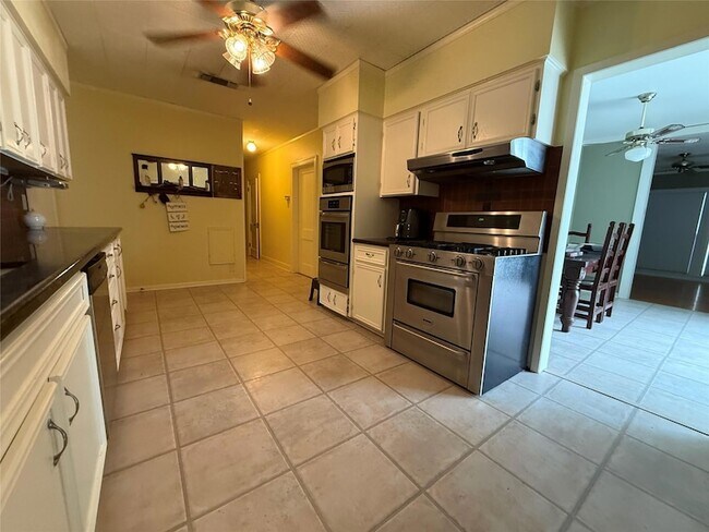 Building Photo - 231 E Live Oak St