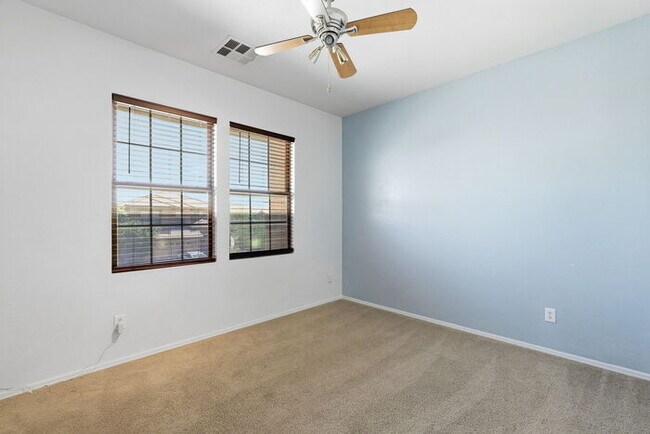 Building Photo - Moving in Special on OAC, 6bedroom 3bath Sparkling pool