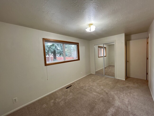Building Photo - 3 Bedroom / 2 Bathroom in Bend's Orchard D...