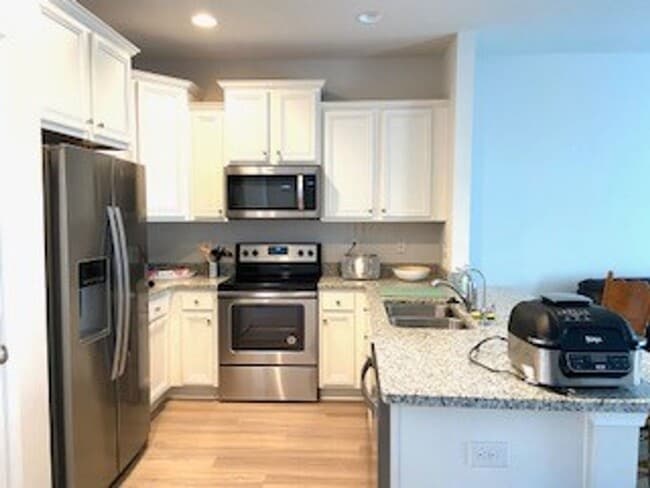 Building Photo - FURNISHED!!!  BEAUTIFUL 3 BEDROOM 2.5 BATH...