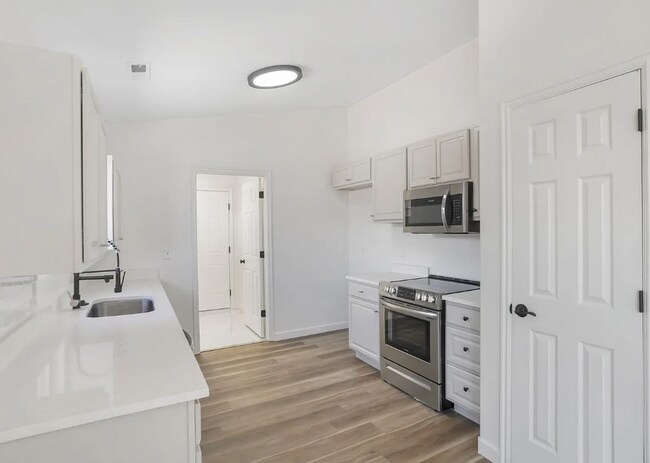 Building Photo - Adorable 2 Bedroom Hurricane Home! Pet Friendly!