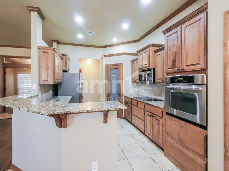 Building Photo - 809 Tea Rose Dr