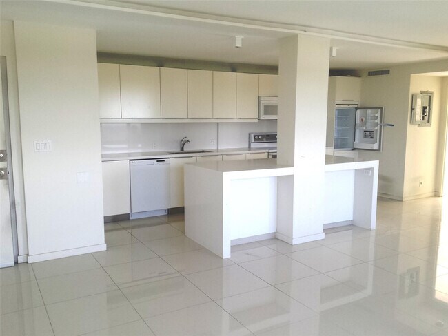 Building Photo - 2555 NE 11th St