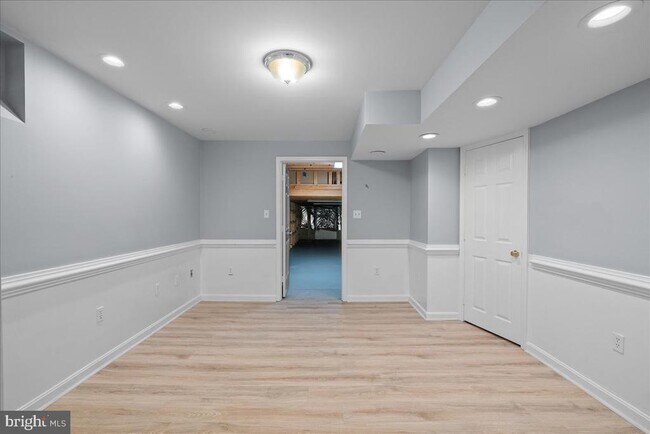 Building Photo - 8608 Oak Brook Ln