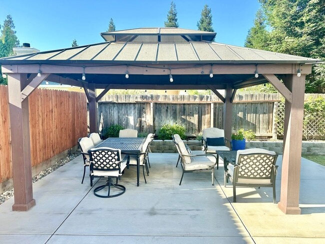 Building Photo - Updated North Fresno 3/2