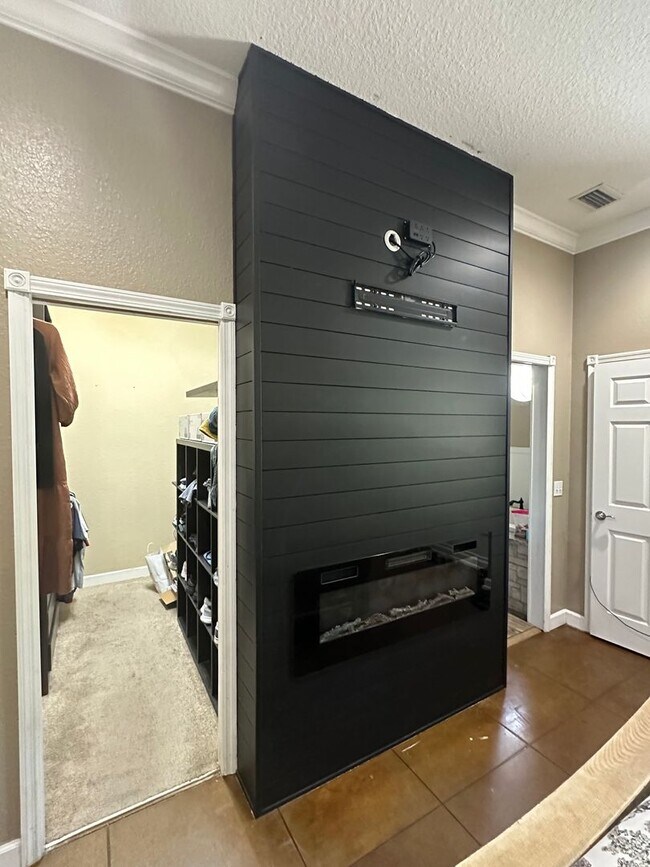 Building Photo - ***Spacious Country Living with Modern Com...