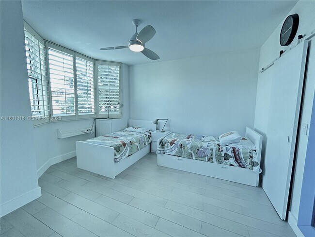 Building Photo - 300 South Pointe Dr