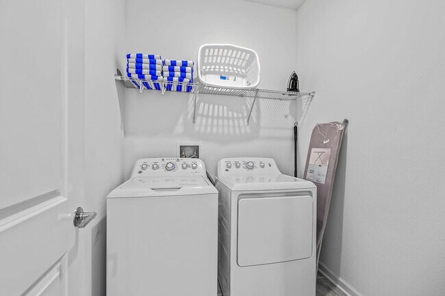 Building Photo - 1053 Splash Shot Pl