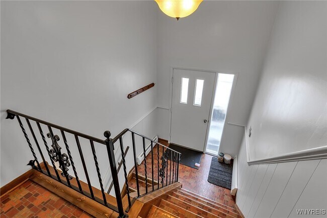 Building Photo - 28 Mead St