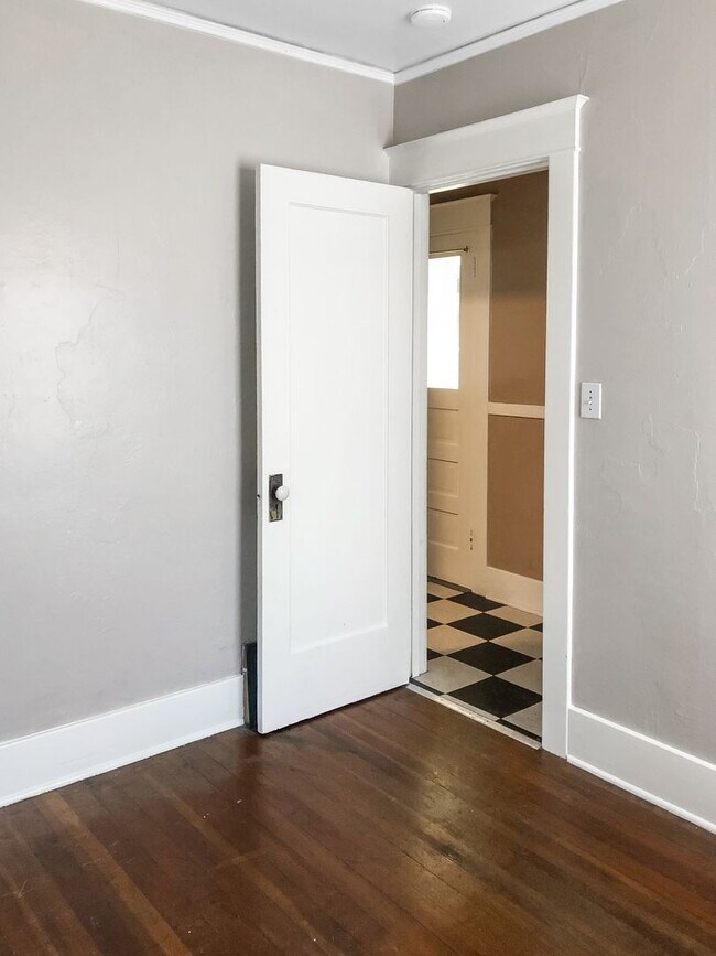 Building Photo - Charming 1 Bedroom  Downstairs Unit