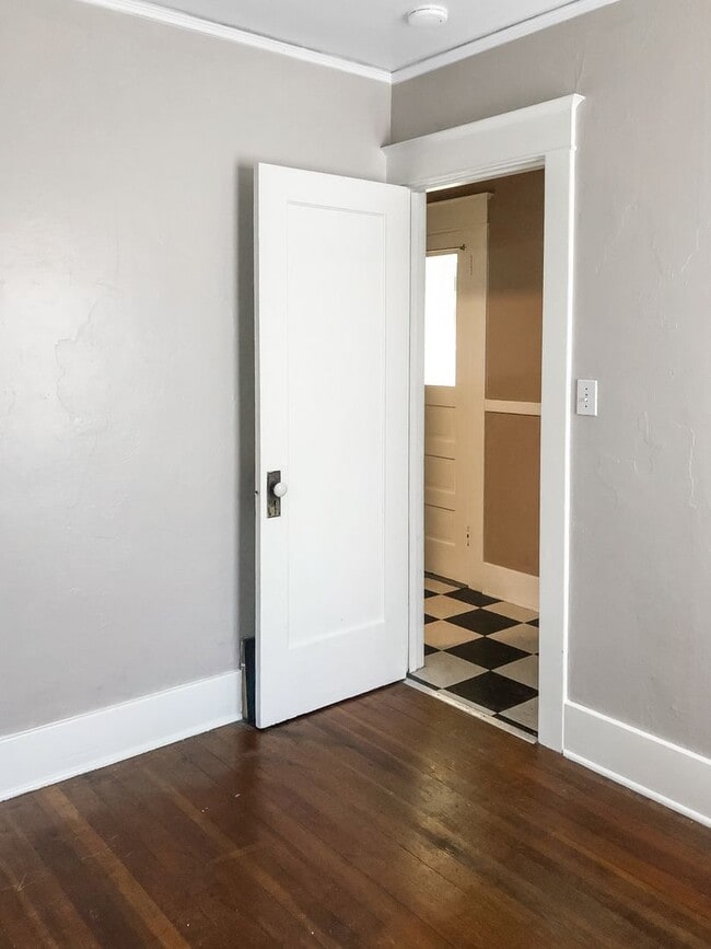 Building Photo - Charming 1 Bedroom  Downstairs Unit****COMING SOON***