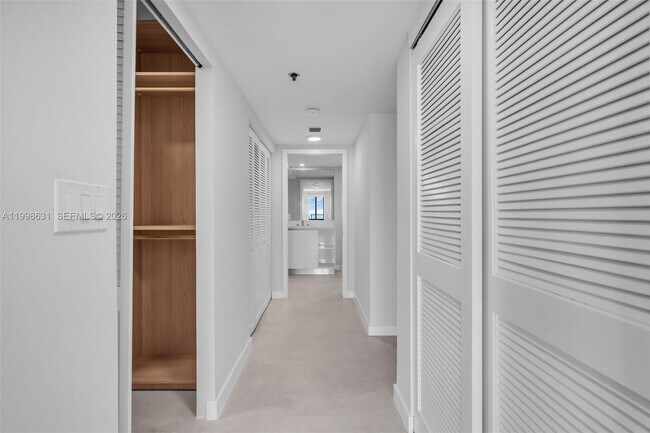Building Photo - 251 Crandon Blvd