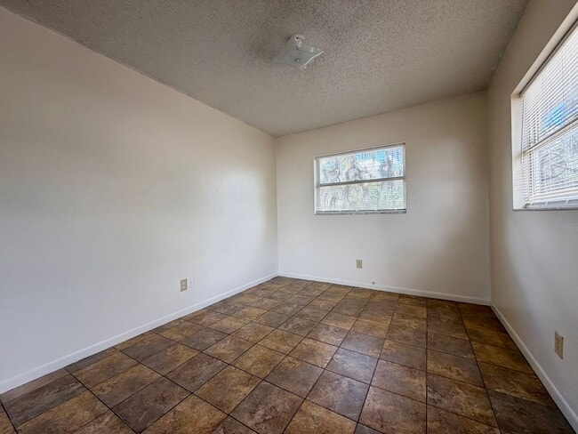 Building Photo - Adorable 2 bed/1 bath second floor apartment!