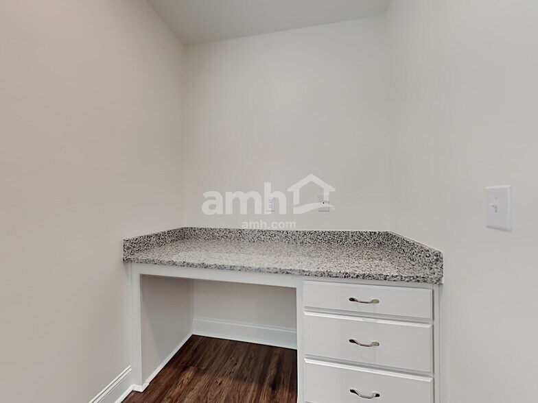 Building Photo - 507 W Lionel Rd