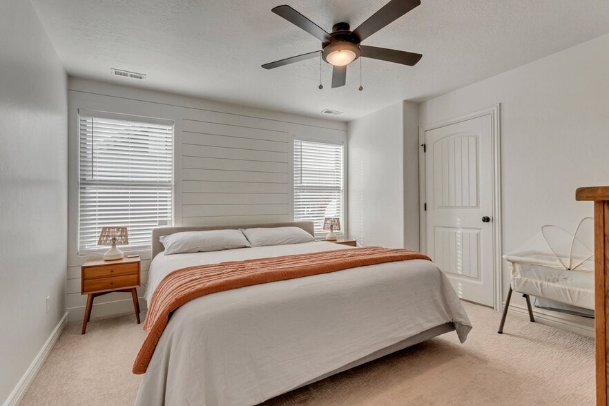 Building Photo - 4253 W Clarks Hill Dr