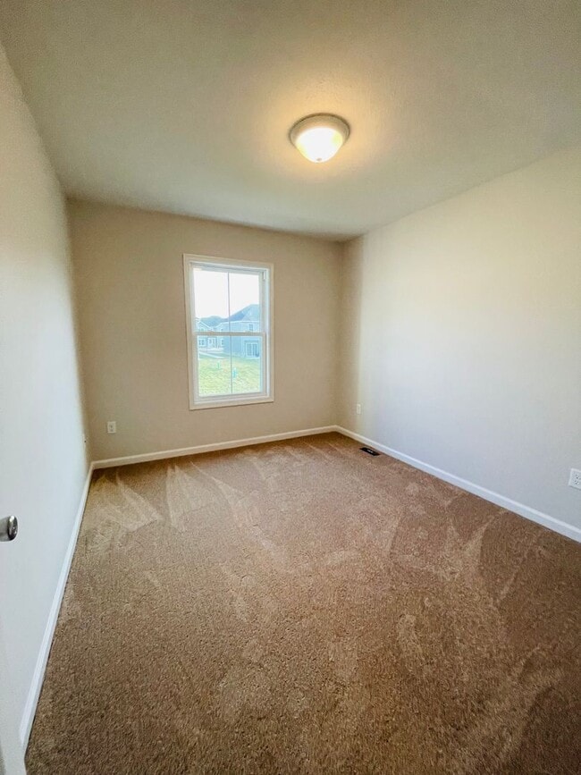 Building Photo - Like New Townhouse for Rent