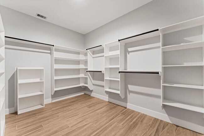 Building Photo - 7007 Longmire Cir