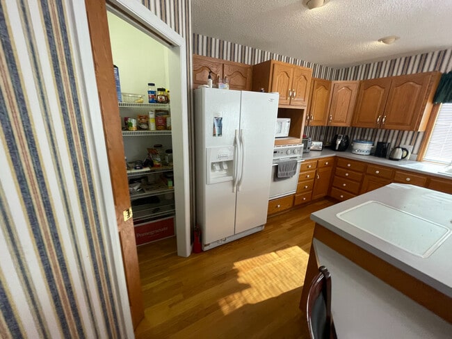 Building Photo - Room in House on Kingsway Dr