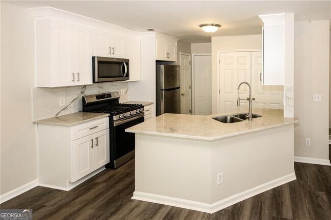 Building Photo - 121 Stoneforest Dr