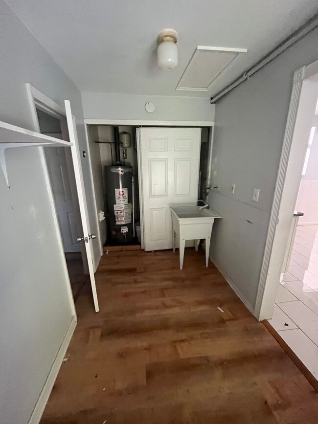 Building Photo - Three Bed, 2 Bath in Cincinnati!