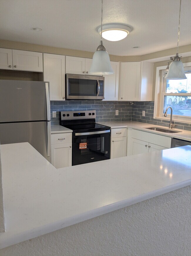 Building Photo - 4575 Cove Cir