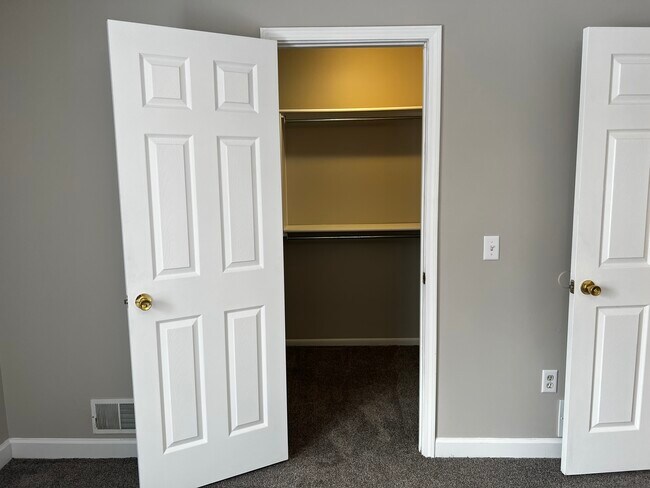 Building Photo - 5010 Delray Dr