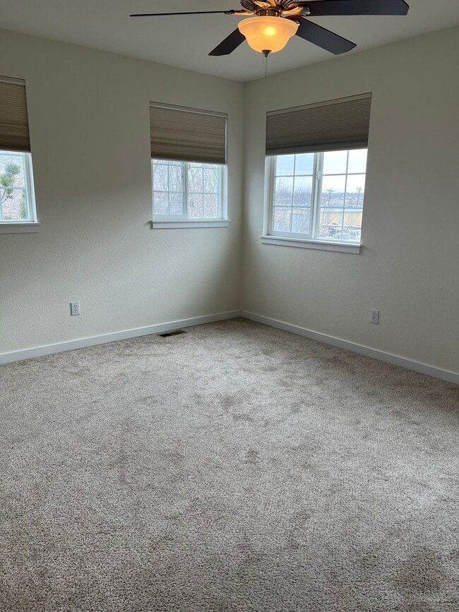 Building Photo - Gorgeous end unit townhome with one car garage and some mountain views!
