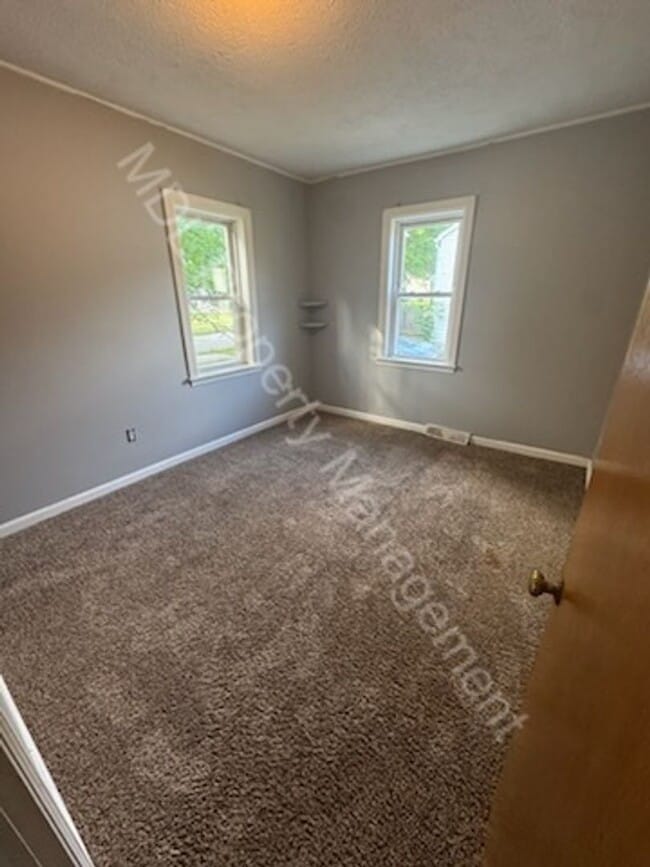 Building Photo - Spacious 3 bed 1 bath with 2 car garage an...