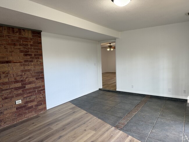 Building Photo - 202 N Cimarron Dr