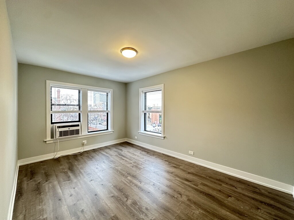 Building Photo - 712 W Brompton Ave