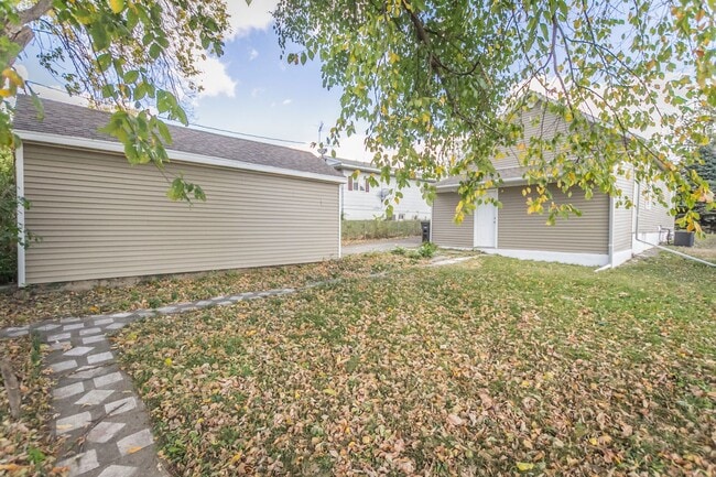 Building Photo - 3 Bedroom 2 Bathroom Fully Remodeled