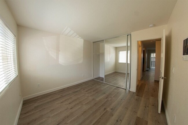 Building Photo - 2BR/1BA Clairemont Condo Freshly Painted, New Vinyl Plank Flooring Throughout Patio, 1 Parking Space