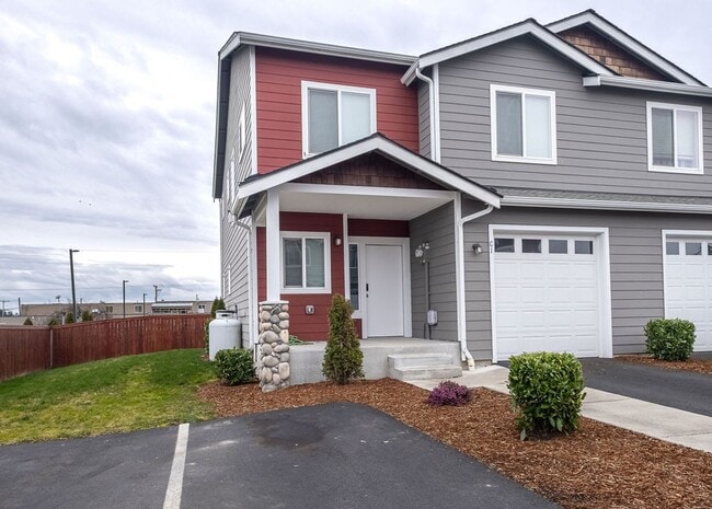 Building Photo - 3 bed 2.5 bath townhouse with garage.