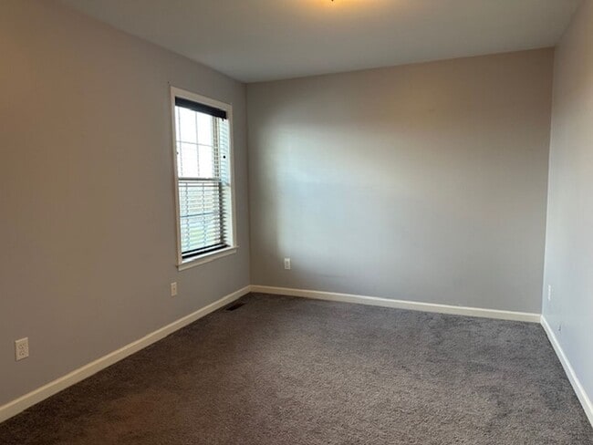 Building Photo - 1841 Vista Dr