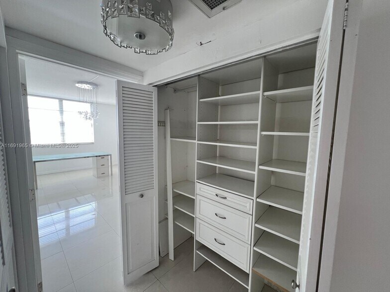 Building Photo - 500 Bayview Dr