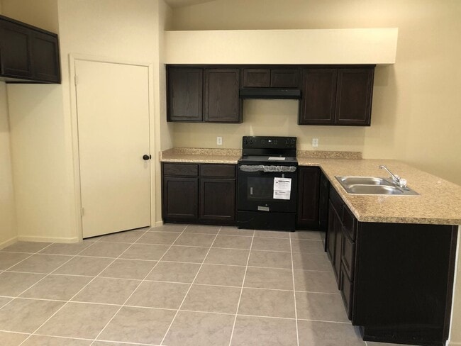 Building Photo - 3 bedroom Townhome in Desert Sky!