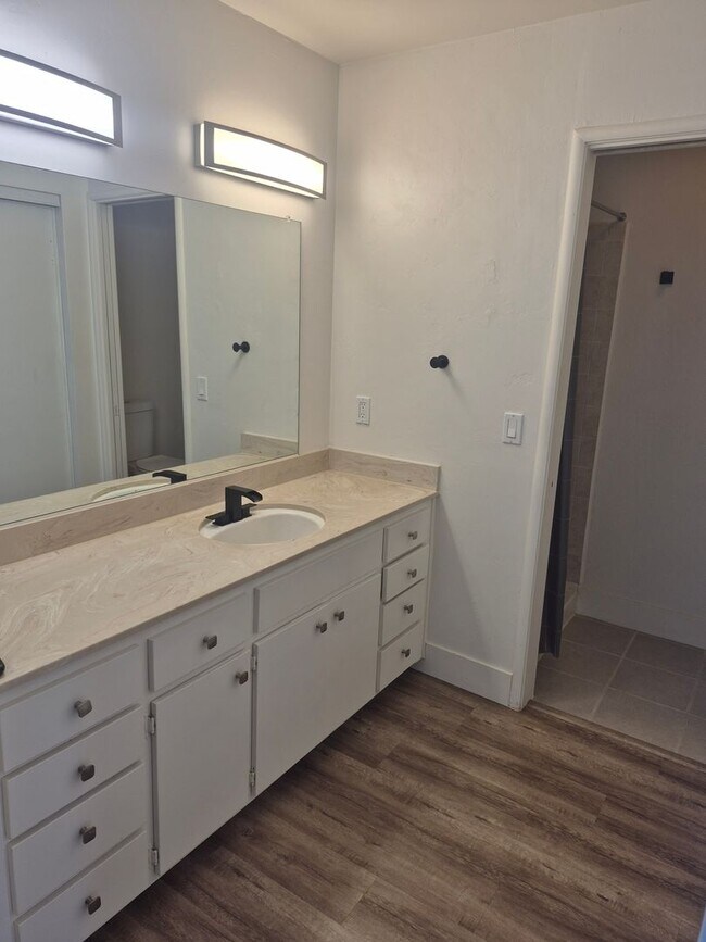 Building Photo - 3 Bedroom 2.5 Bath Carmichael Condo