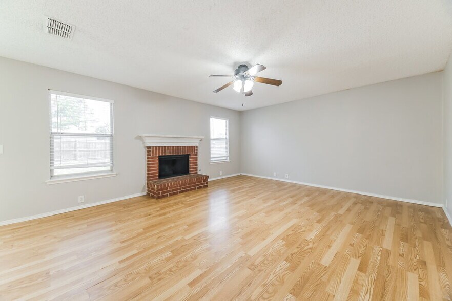 Building Photo - 1024 Springcreek Dr