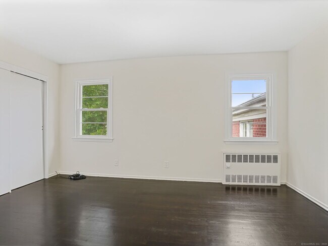 Building Photo - 262 Glenbrook Rd