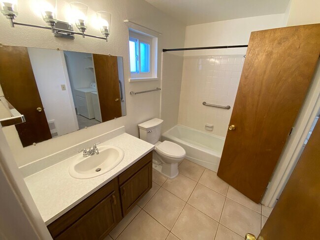 Building Photo - 154 S Los Pinos Dr