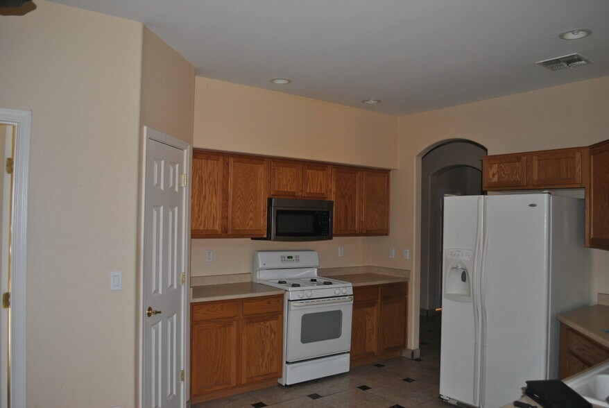 Building Photo - 16519 N 71st Ave