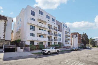 Building Photo - 2.0 bedroom in Los Angeles California 90057