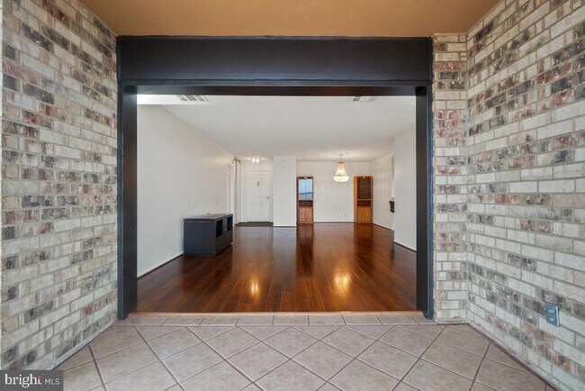 Building Photo - 5902 Mt Eagle Dr