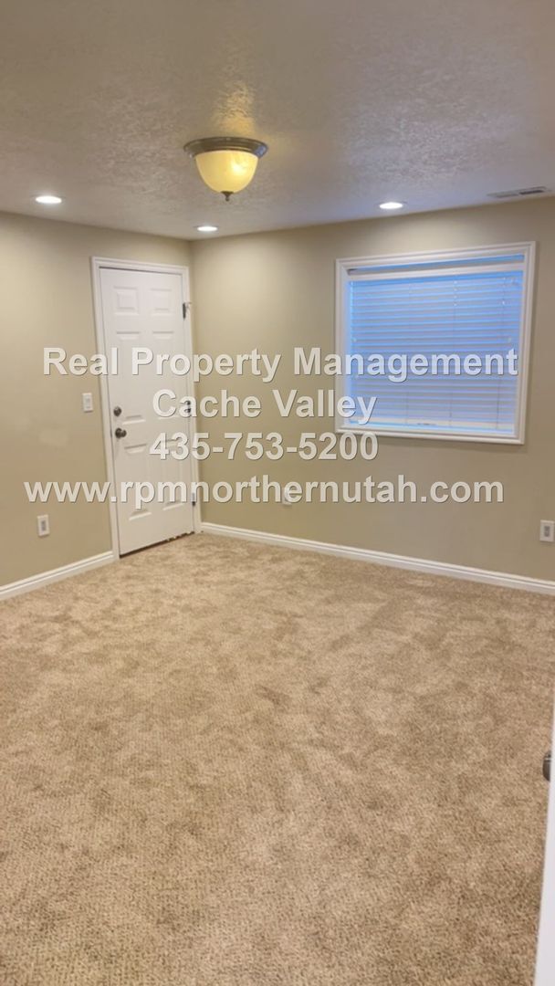 Building Photo - Beautiful 6 bedroom home available for immediate move in!